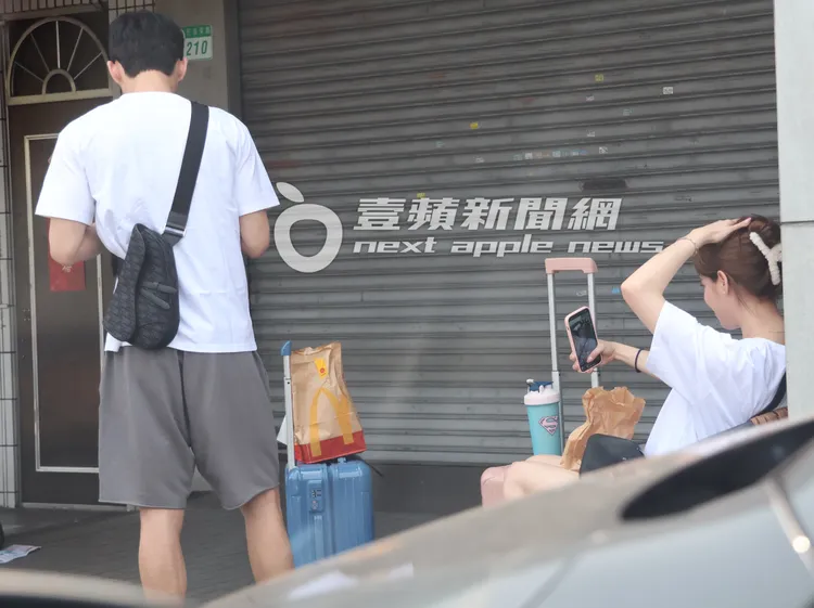 歐陽妮妮（右）坐在店外摸頭自拍，少女心模樣可愛。特勤中心攝