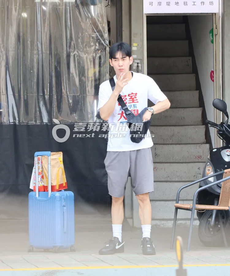 歐陽妮妮上車後，張書豪走到門口點起香菸來抽。特勤中心攝