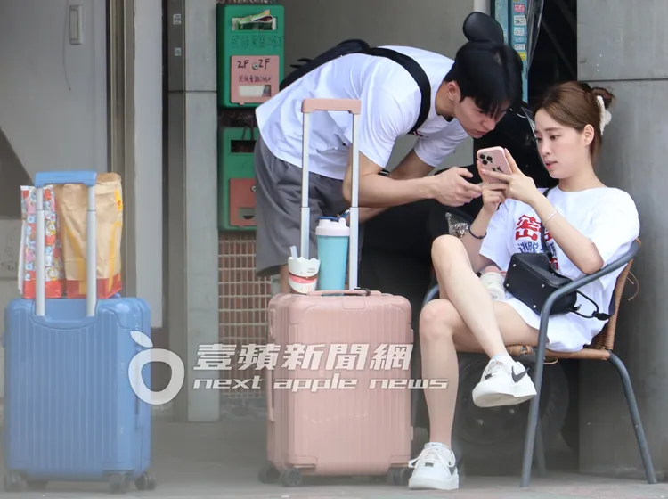 歐陽妮妮（右）與男友張書豪一起看著手機，互動甜蜜。特勤中心攝