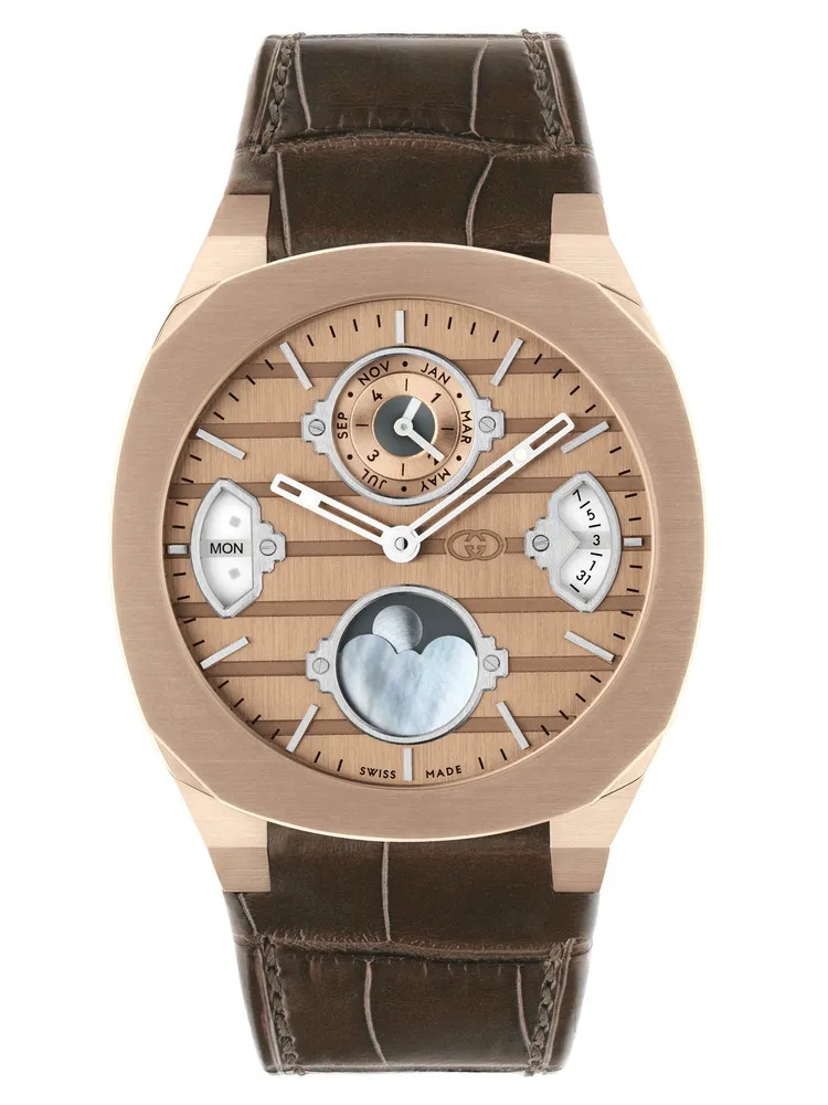 GUCCI 25H玫瑰金萬年曆腕錶飾品牌首款萬年曆功能錶，具有時間、星期、月份、年份及月相等功能顯示，172萬2100元。品牌提供