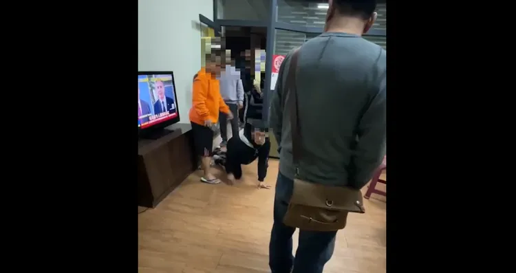 網友PO出員工下跪影片，引發網友群起撻伐，結果卻是員工自行下跪道歉。翻攝臉書爆料公社