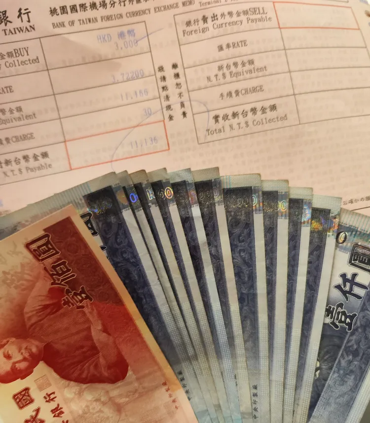 運將在機場台銀匯兌後，換得了1.1萬元。翻攝自「UBER DRIVERS TAIWAN（台灣優步)」臉書