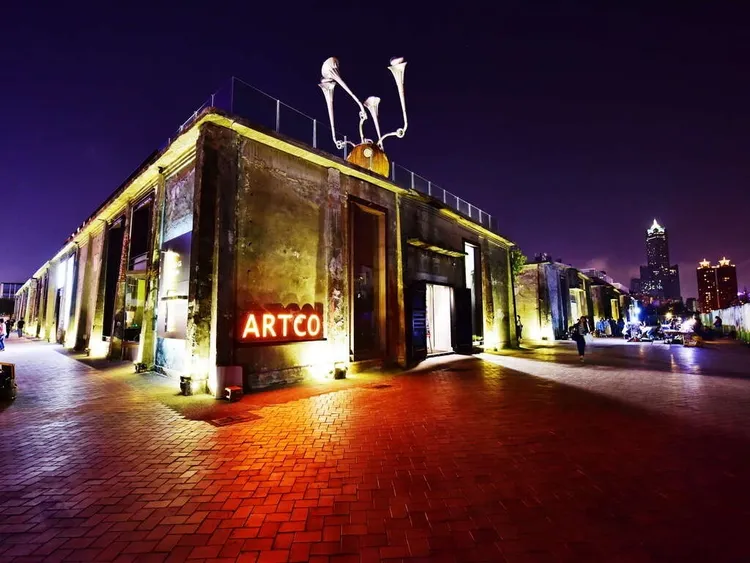 來高雄奶茶一條街喝奶茶，可順遊駁二等景點。觀光局提供