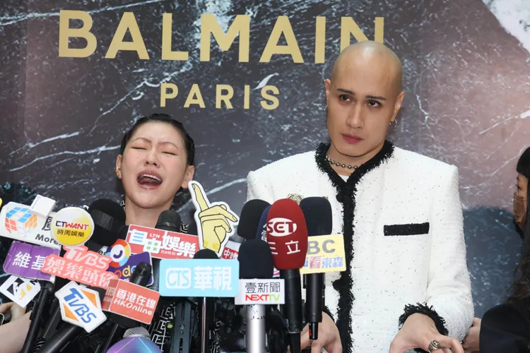 小S（左）今在活動現場清唱了1段天后張惠妹的《剪愛》，彌補了上周看演唱會時無法上台飆歌的遺憾。彭欣偉攝