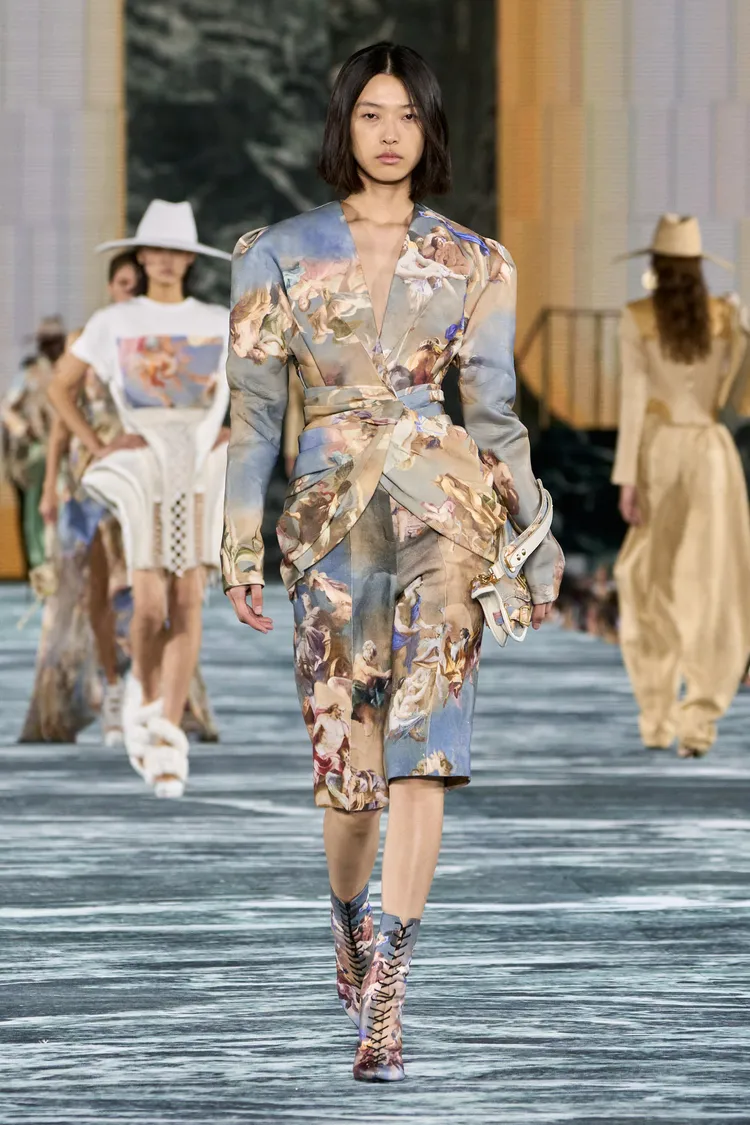 BALMAIN 2023春夏系列以文藝復興為靈感來源，藉由饒富藝術感的油畫圖騰與自然災害印花間的衝擊，促使觀者進一步正視地球環境的變遷。品牌提供