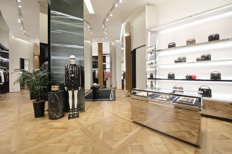 BALMAIN台北專門店延續巴黎旗艦店的法式宅邸風格，且以「凡爾賽宮鏡廳」為內裝靈感。品牌提供