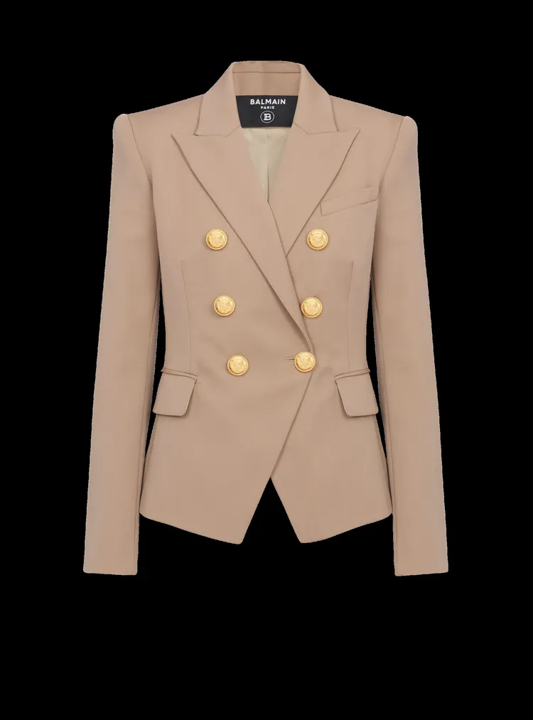 經典金扣合身夾克，8萬7400元。品牌提供