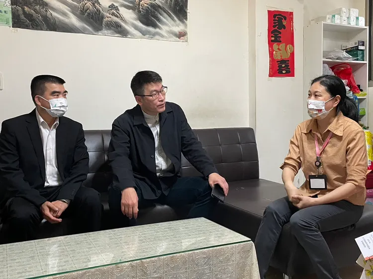 陸委會副主委梁文傑(中)和移民署副署長林宏恩(左)為建英提供協助。移民署提供