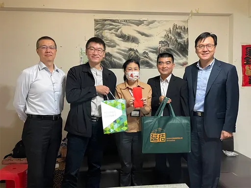 新住民單親媽媽罹癌又長腫瘤 移民署偕同陸委會探訪送慰問金