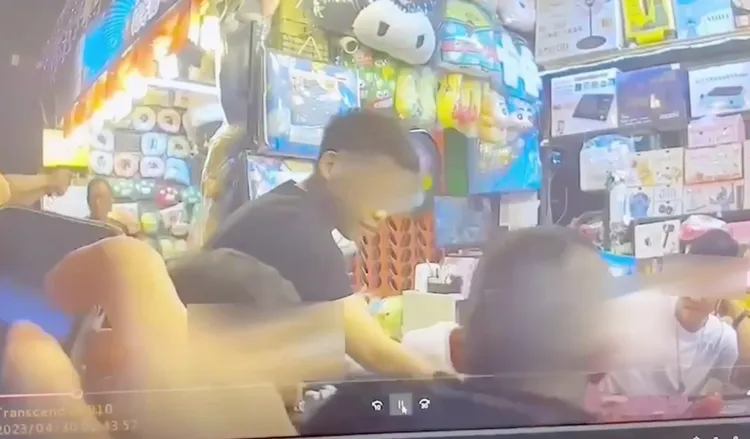 警方查獲夜市麻將攤老闆涉案。翻攝畫面