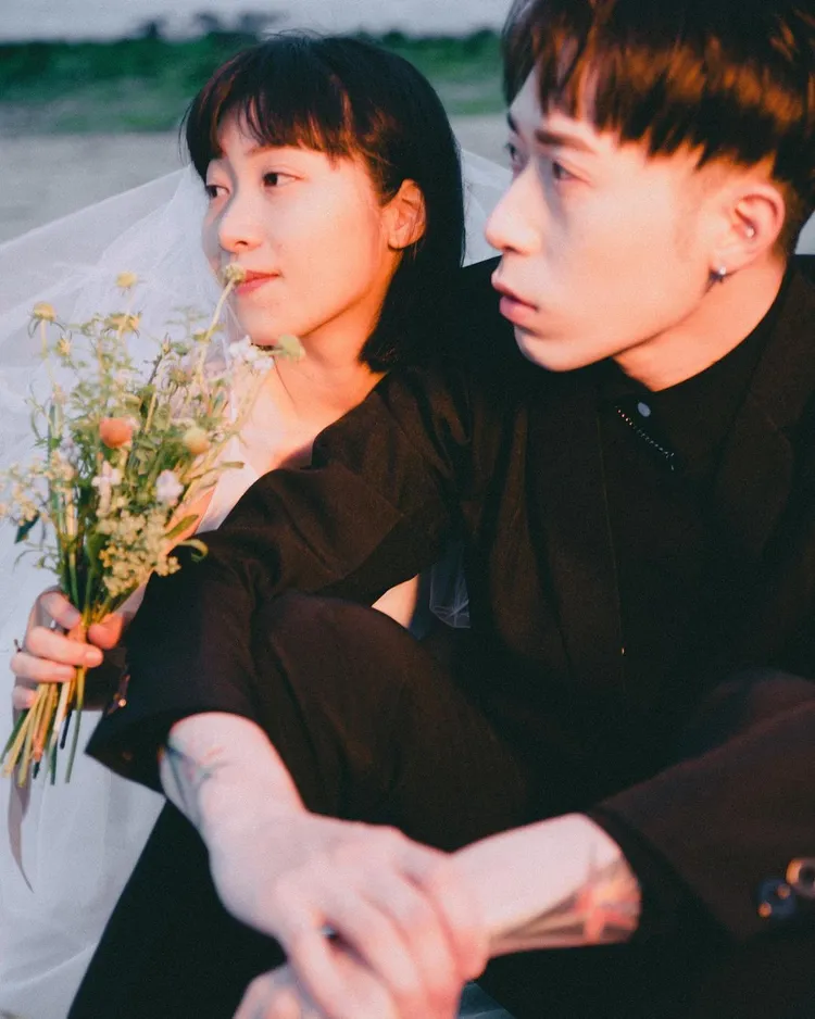 她也透露其實這一日老公，是她的親哥哥啦。引自NanaQ的IG