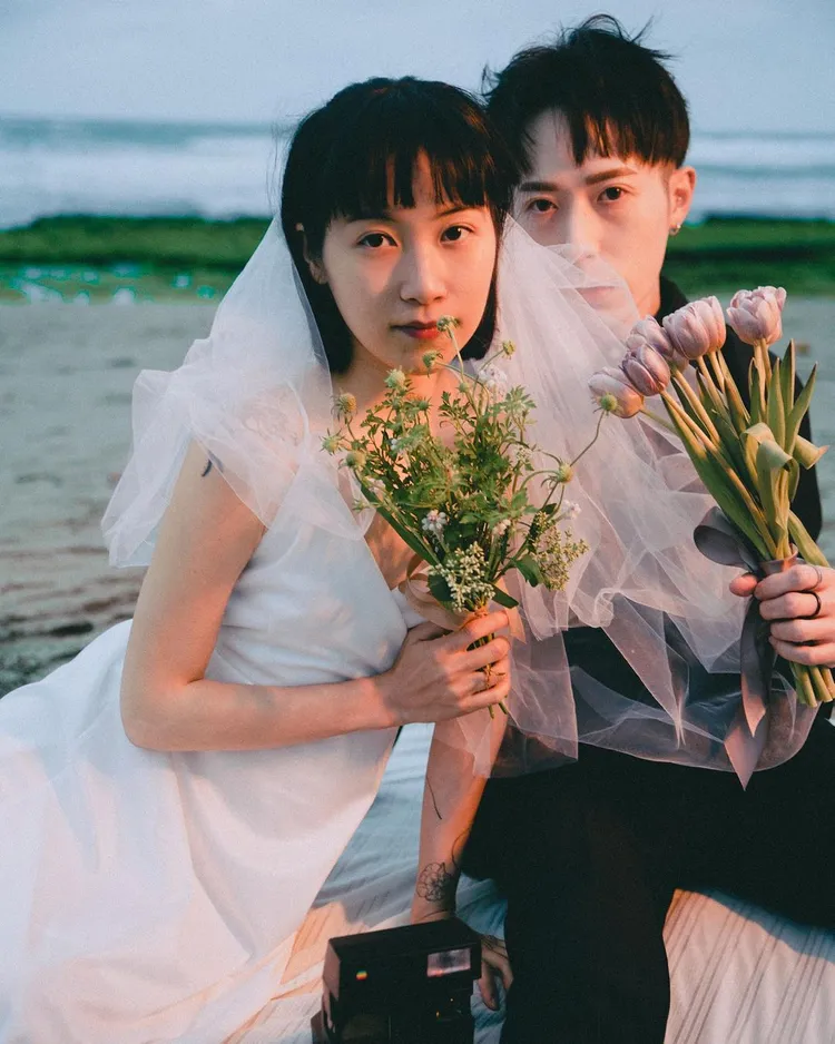 NanaQ婚紗照，新郎看來和她簡直有張複製臉。引自NanaQ的IG