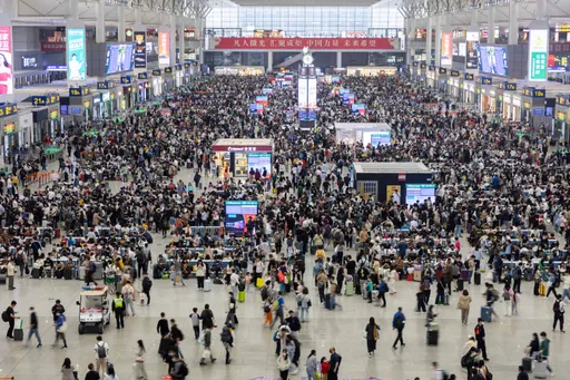 報復性旅遊!中國五一假期旅遊人次估2.4億 上海車站票賣光