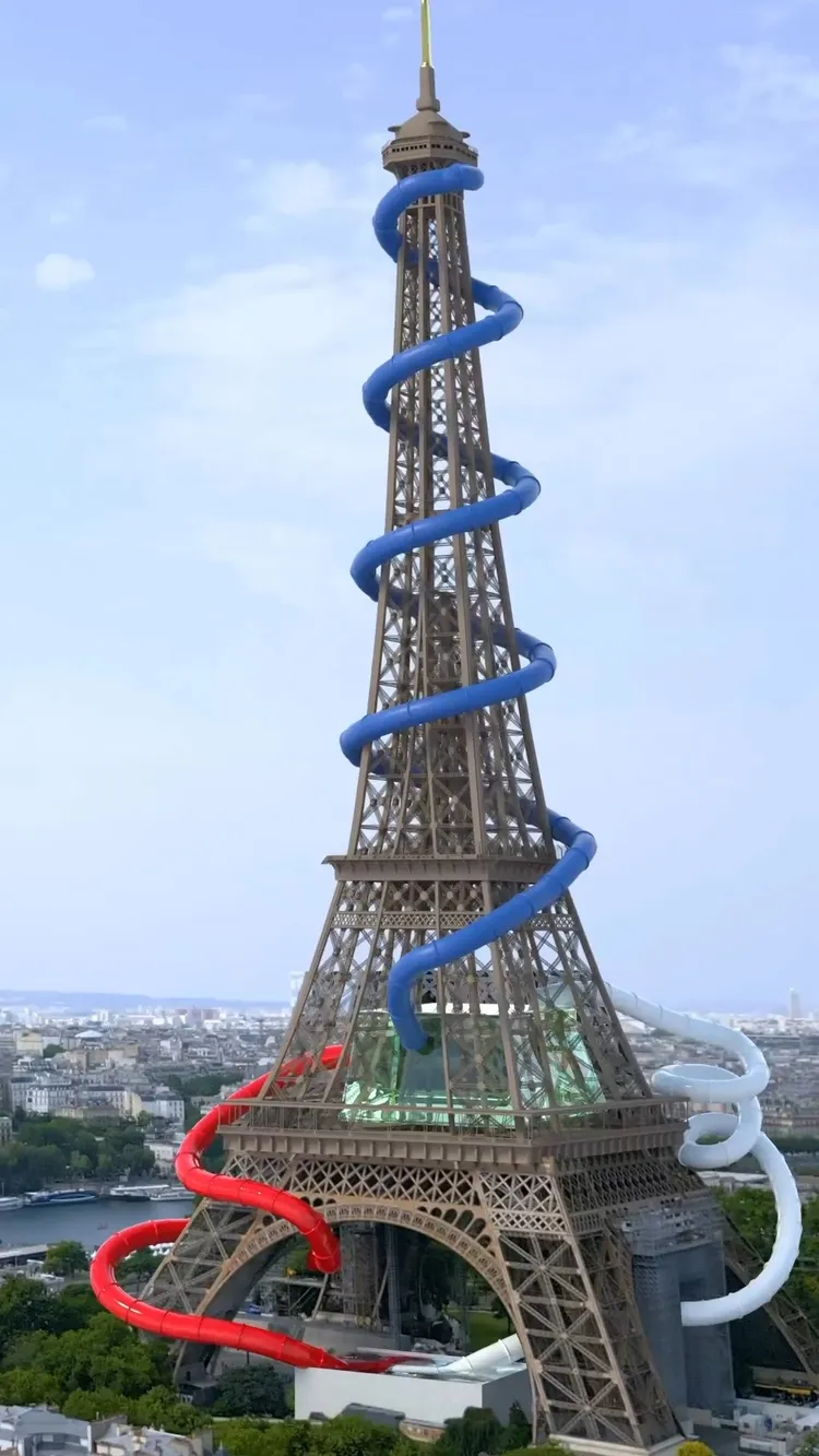 把巴黎艾菲爾鐵塔變為巨型溜滑梯也相當有巧思。翻攝origiful IG
