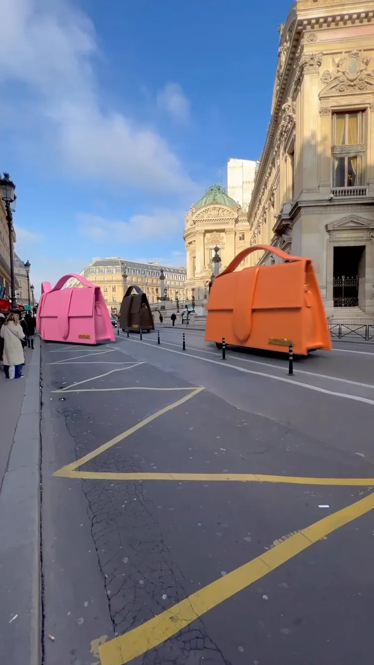 JACQUEMUS與藝術家Ian Padgham合作，透過後製技術讓經典包款變身巴士。翻攝jacquemus IG 