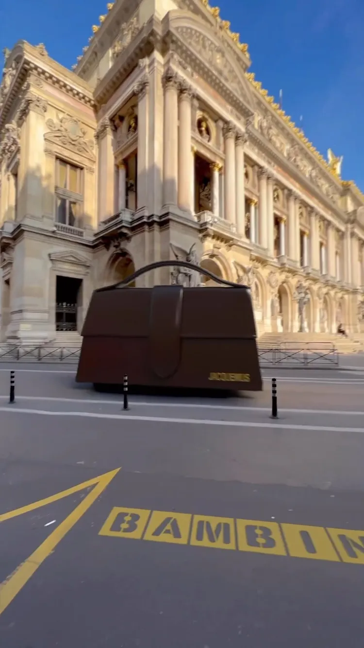 JACQUEMUS與藝術家Ian Padgham合作，透過後製技術讓經典包款變身巴士。翻攝jacquemus IG 