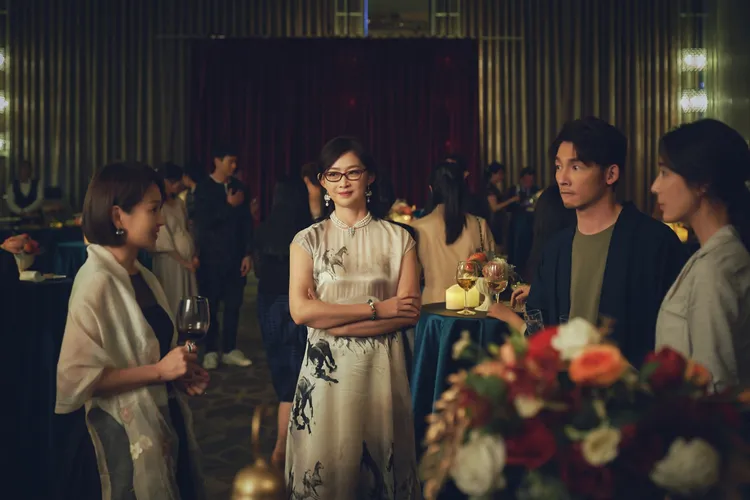 隋棠（右起）和温昇豪住進豪宅社區，首次在社區歡迎會上和劉瑞琪與六月相見。三立提供