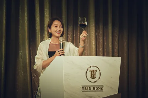 六月愛女驚見媽與「咘咘把拔」睡同房 天真提問讓她哭笑不得