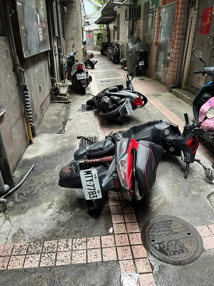 西門町巷子機車常路倒！這個阿嬤太狠了。翻攝臉書「●【爆料公社】●」