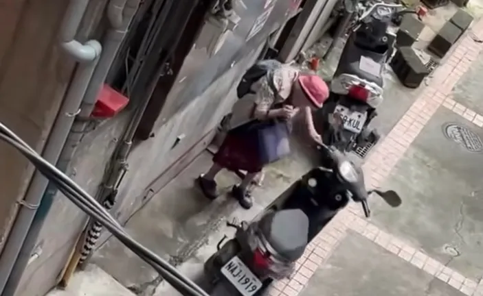 西門町巷子機車常路倒！這個阿嬤太狠了。翻攝臉書「●【爆料公社】●」