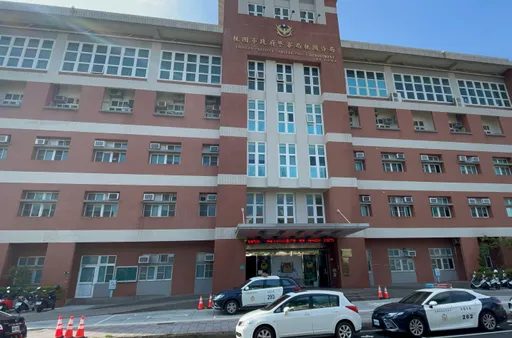 二度尾隨女學生幹壞事　噁保全被逮後否認！但書包上的「嘉明」讓他栽了