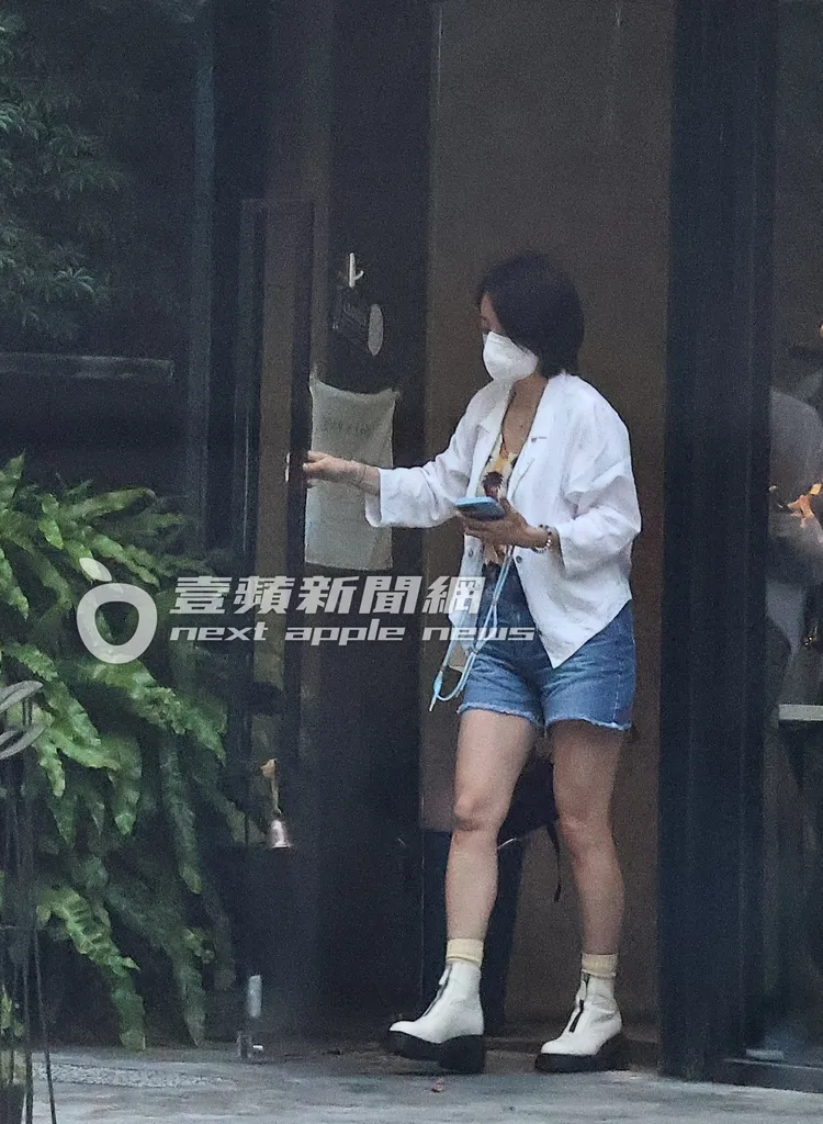 餐畢，范筱梵開門準備離開。特勤中心攝