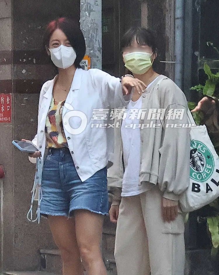 范筱梵（左）對著女友人揮手道別，身邊不見新歡。特勤中心攝