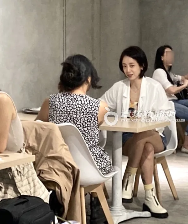 范筱梵穿熱褲搭配白靴，一身輕裝出現在東區咖啡廳。特勤中心攝