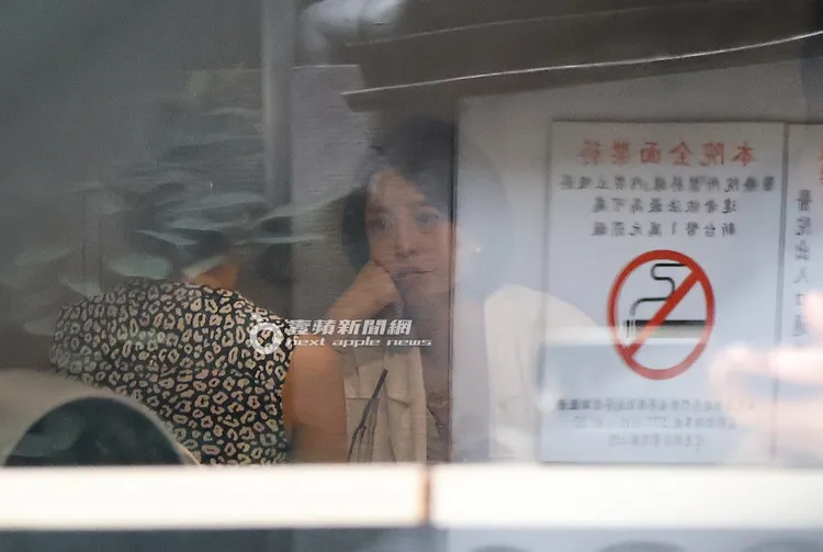 范筱梵在東區咖啡廳喝下午茶，托腮聽著女友人講話。特勤中心攝