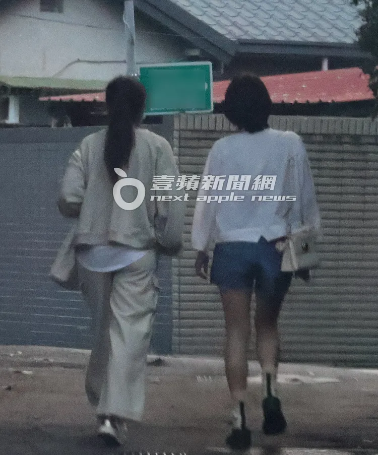 范筱梵（右）帶著女友人返回1坪57.4萬起的木柵建案。特勤中心攝