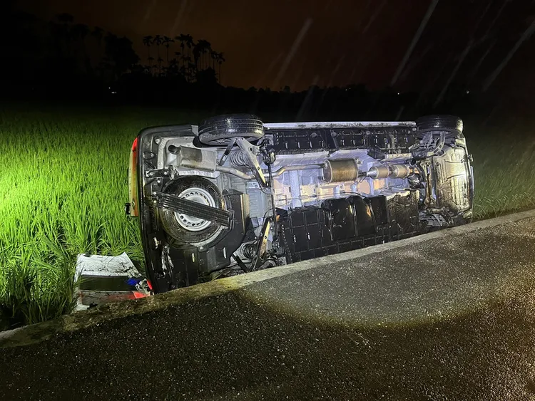 台東縣消防局關山消防分隊一輛救護車23日晚間執行救護任務，行經關山鎮時不明原因栽入田中，事故原因仍有待警方調查釐清。（民眾提供）中央社