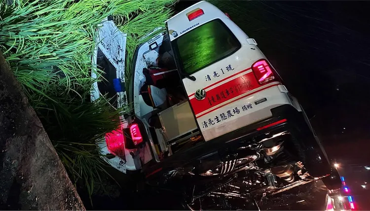 台東縣消防局關山消防分隊一輛救護車23日晚間執行救護任務，行經關山鎮時不明原因栽入田中，事故原因仍有待警方調查釐清。（民眾提供）中央社