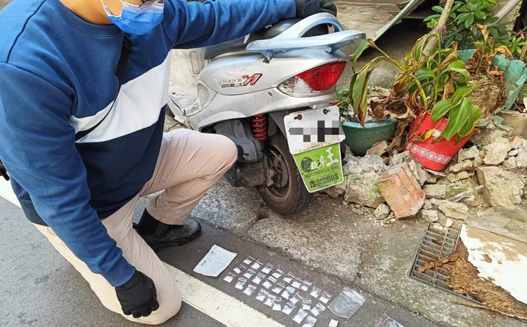 警方在吳婦機車內發現大量毒品。蘆洲警分局提供
