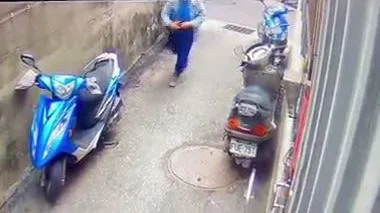 翁男竊得皮包後快步離開。翻攝自臉書社團三重蘆洲幫