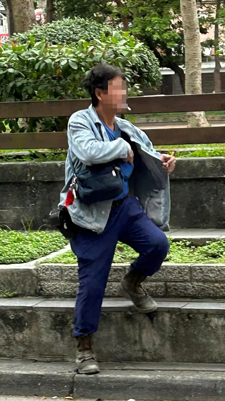 翁男在附近出沒身影被網友拍下。翻攝自臉書社團三重蘆洲幫
