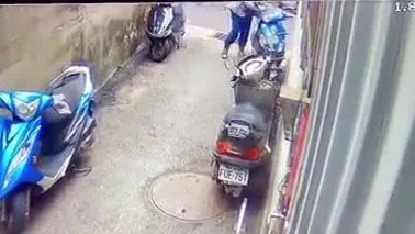 停車後大意將皮包放機車座墊　慣竊順手牽羊！三重警埋伏2天逮人
