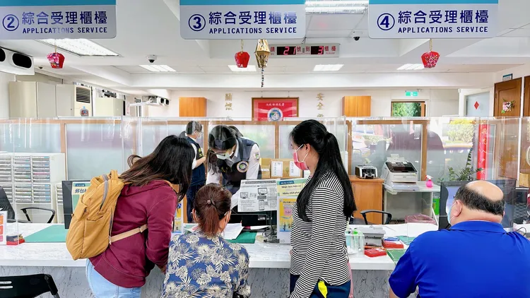 移民署宜蘭站和泰國友人共同協助小美辦理自行到案手續。移民署提供