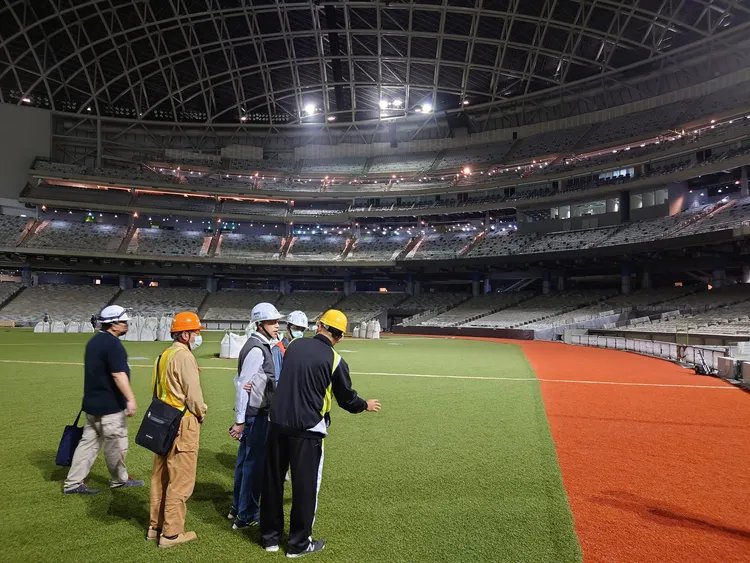 北市府邀棒協及球隊視察草皮舖設，並提供意見。翻攝李四川臉書