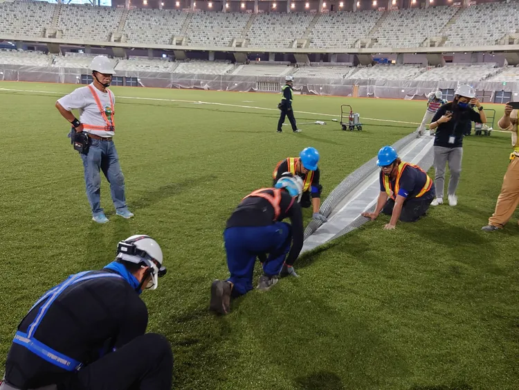 人工草皮鋪設狀況。翻攝李四川臉書