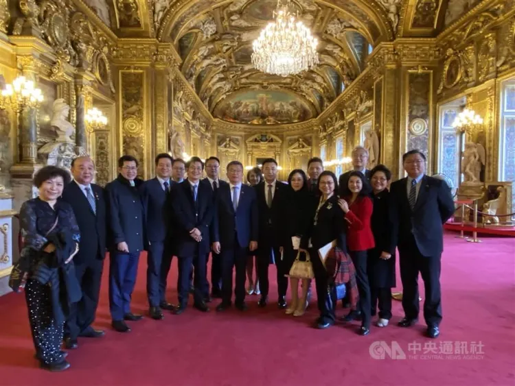 立委於參議院大廳合影。立法院副院長蔡其昌說，法國不分政黨對台灣非常支持、熱情，是台法關係20多年未見，此行感覺台法關係正升溫。中央社