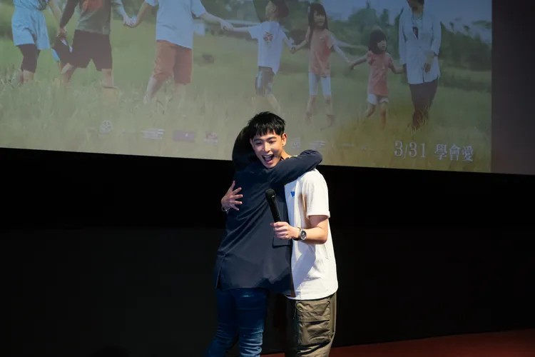 李心潔（左）獻上愛的抱抱，讓連晨翔又驚又喜。羽陽娛樂提供