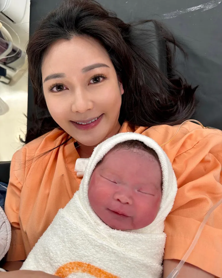 張若妤為了美美生產，事前還先霧眉、接睫毛。翻攝張若妤臉書