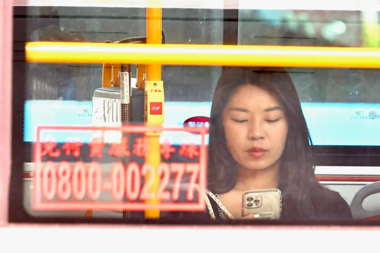 民眾脫口罩搭公車。施昂強攝