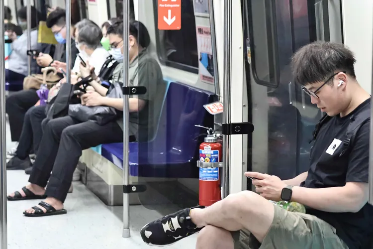 民眾脫口罩搭捷運。施昂強攝