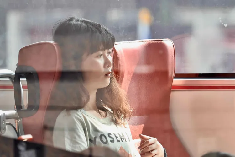 民眾脫口罩搭公車。施昂強攝