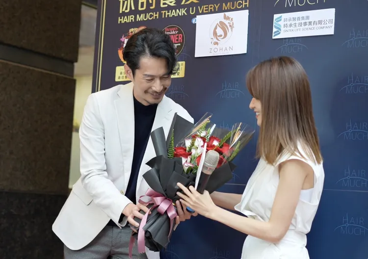 周詠軒（左）替小師妹葉靜涵站台。Hair Much提供