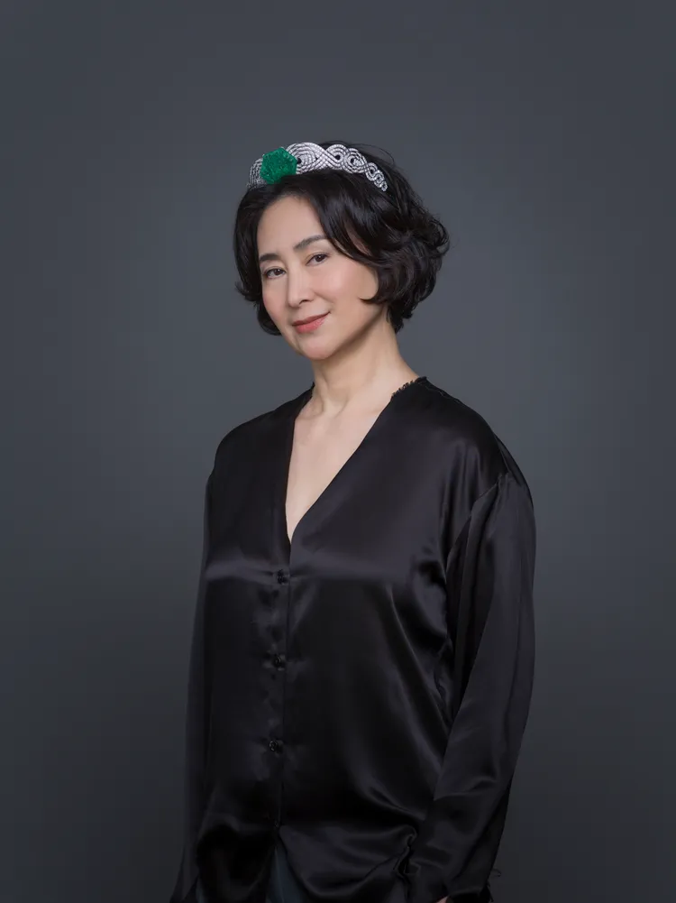 何超瓊霸氣曬出1款鑲有傳奇「The Taj Mahal」泰姬瑪哈雕刻祖母綠的鑽石冠冕。品牌提供