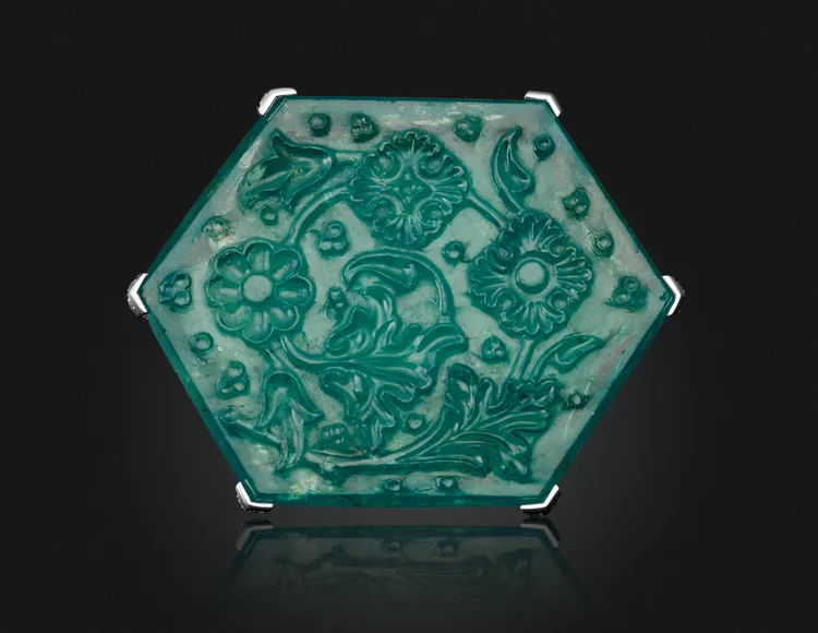 何超瓊冠冕上鑲嵌重達141.13克拉的6角形雕刻祖母綠主石，曾在2019年知名拍行佳士得專拍中亮相，當時以181萬5000美元（約5500萬元台幣）落槌。翻攝佳士得官網