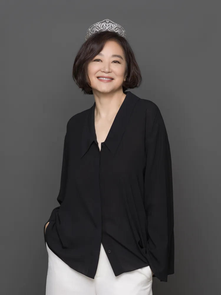 林青霞在形象照中演繹了自己收藏的1頂約1919年出產的鑽石花環風格冠冕，此項珍藏她曾在60歲生日宴上佩戴過。品牌提供