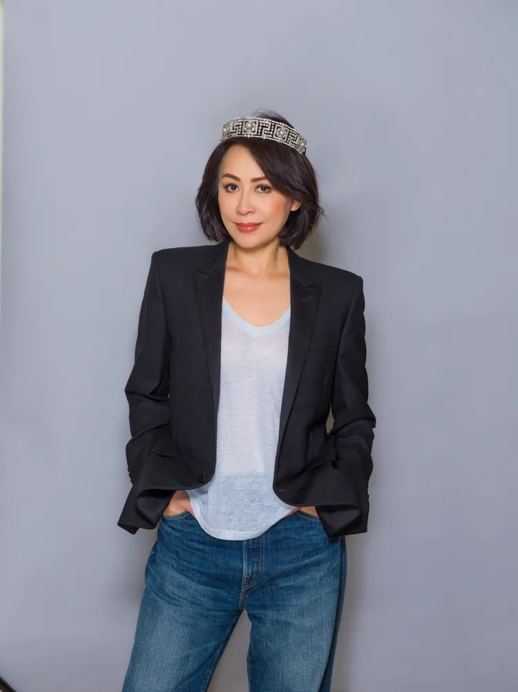 劉嘉玲以輕鬆的牛仔褲造型，演繹了於1906年問世的珍珠、鑽石希臘迴紋造型冠冕，是她於2018年入手典藏。品牌提供